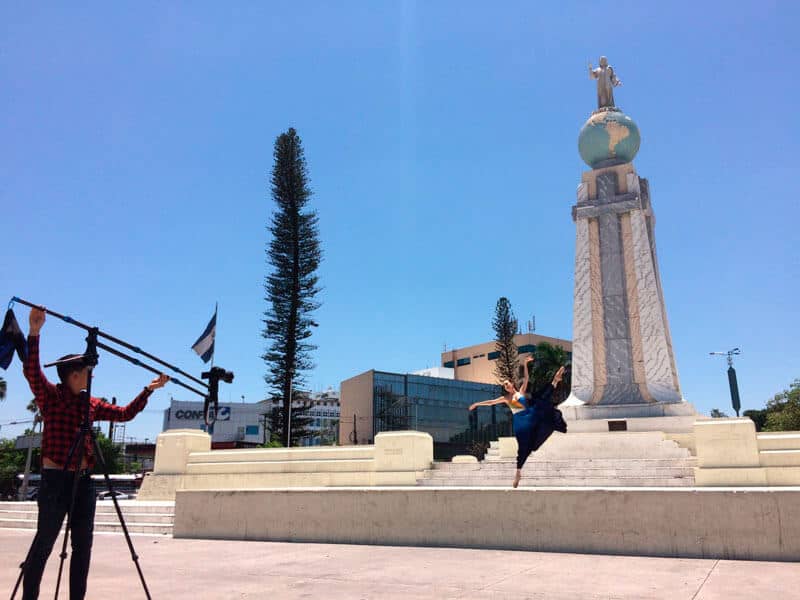 Plaza Salvador del Mundo, antiguamente llamada «Plaza Las Américas», ubicada en la ciudad de San Salvador, El Salvador. Bendita Tierra.